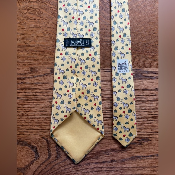 Authentic HERMES men’s yellow tie with zebras and angelfish - Picture 7 of 7